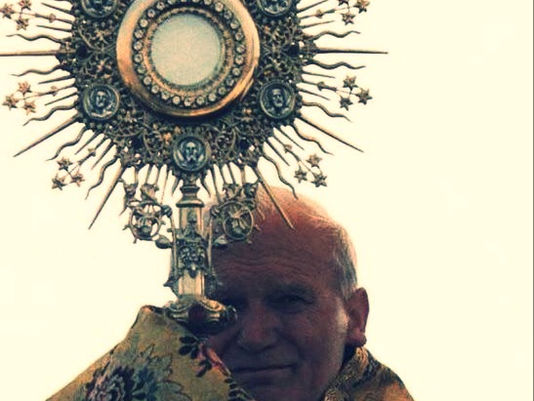 Conheça os ensinamentos de São João Paulo II sobre a adoração ao Santíssimo