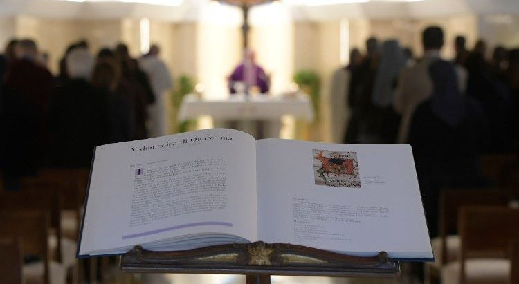 Papa: Deus nos ama como um pai e uma mãe