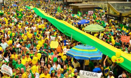 Domingo de protestos em todo o país: milhares vão às ruas pelo impeachment