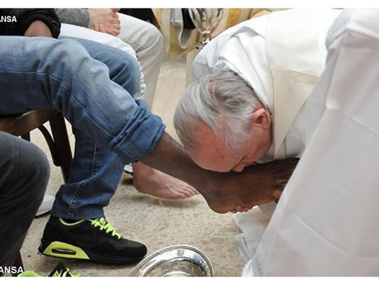 Papa vai lavar os pés de refugiados na Quinta-feira Santa