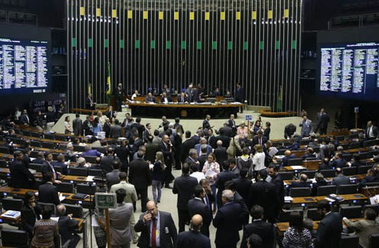PEC que reduz número de deputados e senadores recebe apoio nas redes sociais