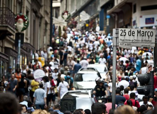 Pesquisa indica ligeira queda no endividamento das famílias
