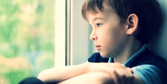 Dor de criança rejeitada pelo pai ultrapassa o emocional e vira física, diz estudo