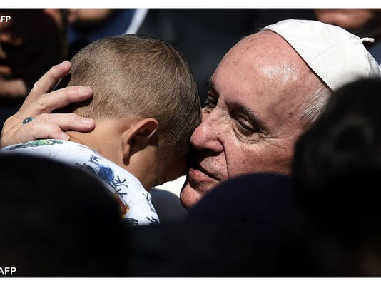 "Nos rostos sofridos dos refugiados, a Igreja vê o Senhor em sua Paixão"