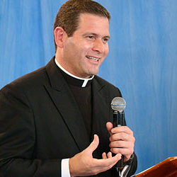 A presença da Virgem Maria nos cura - Padre Alexandre Paciolli