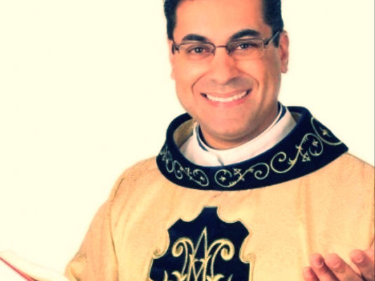 Padre Chrystian Shankar explica os dez mandamentos para a paz na família.