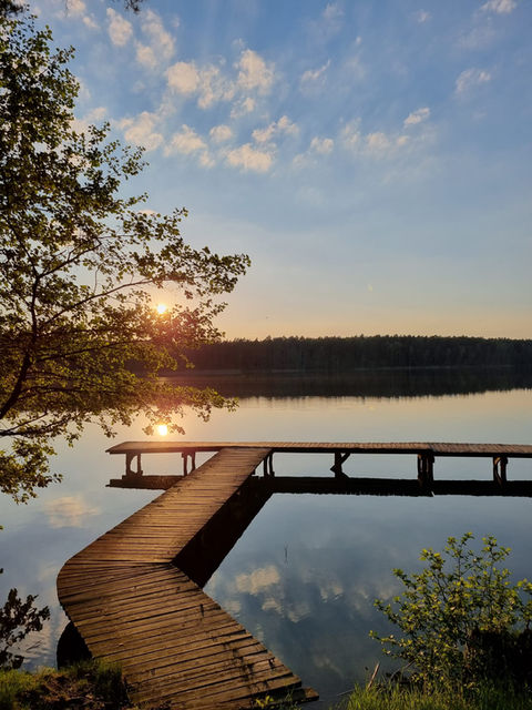 Krystalicznie czyste Jezioro Maróz przy Kaluna Glamp – idealne warunki na SUP i kąpiele.