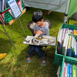 chilod reading a book