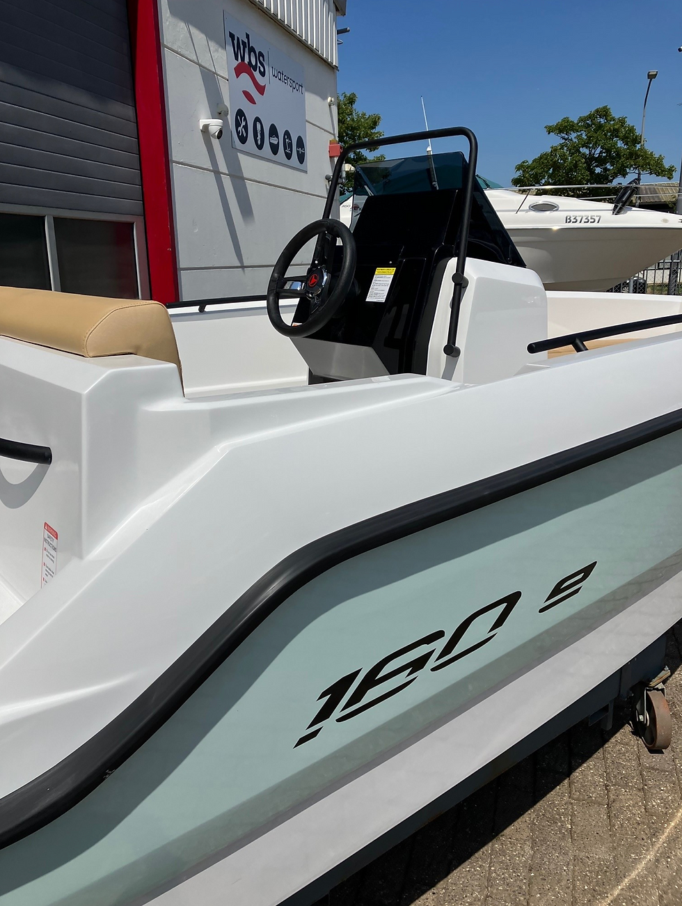 Thumbnail: Afbeelding van de compacte en wendbare Compass 160E sportboot
