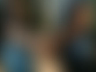 zamilovaný muž a žena se drží za ruce