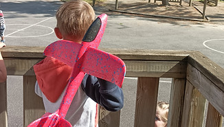 Enfant jouant avec un avion en mousse