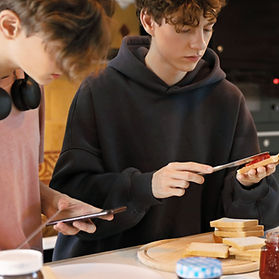 Joven pensativo con estatua de filósofo. Reflexionando sobre fondo azul Psicoterapia.Digital