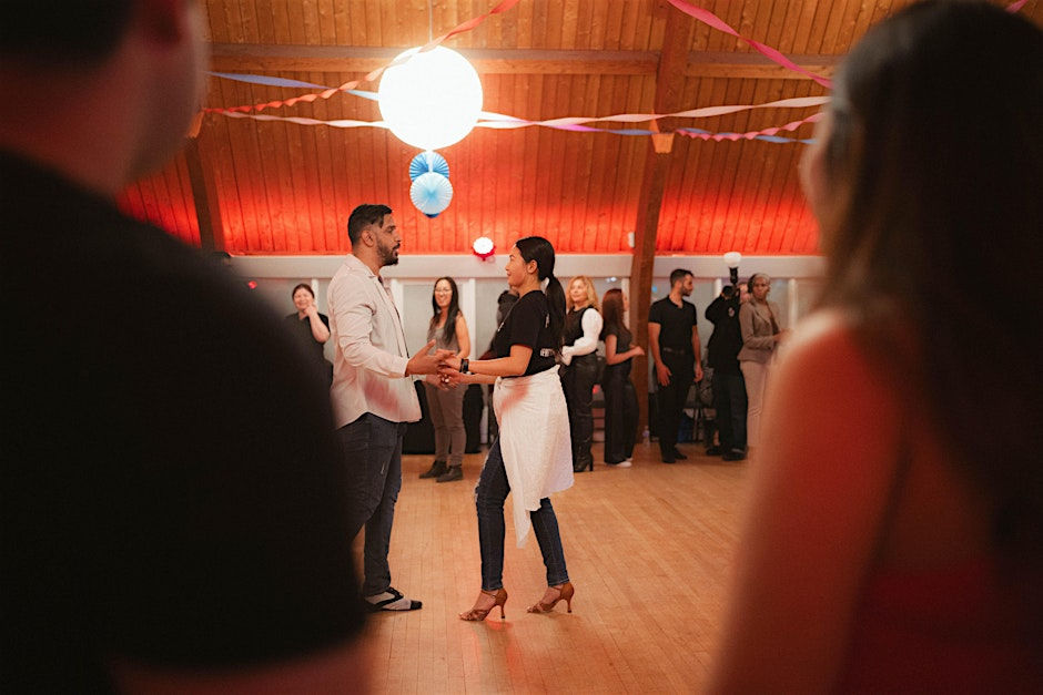 Valentine’s Day Singles Mixer – Love Is In The Air!