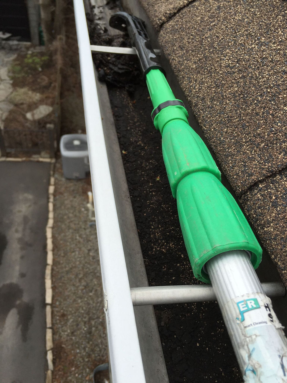 professional eavestrough cleaning