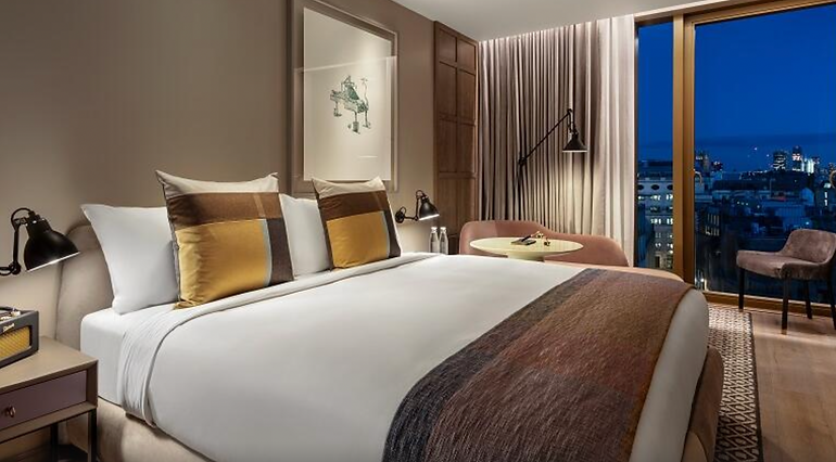 The_Londoner_Hotel_Deluxe_King_City_View_Room