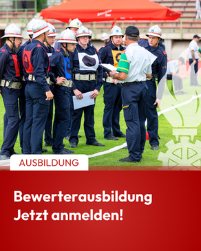 Feuerwehrmitglieder beim Feuerwehrleistungsbewerb mit einem Bewerter