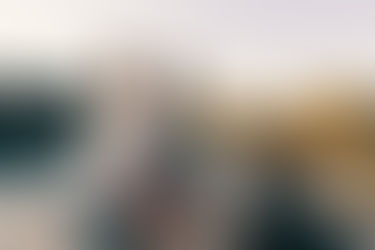 kahve içen iki kişinin bulunduğu sade bir sahne; ilişkiler ve sosyal etkileşim temalı bir an