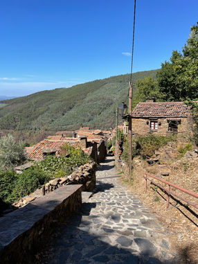 Antigos casarios em uma aldeia nos montes, vales e recantos com suas memórias guardadas nos tempos.
