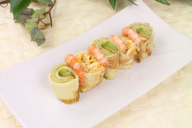 Роллы из блинчиков с сыром креветками и авокадо
