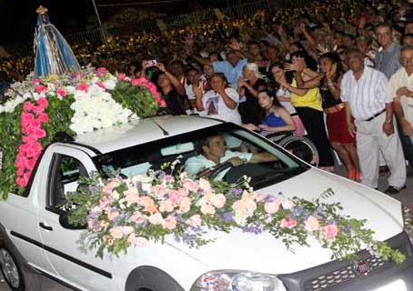 Milhares de fiéis celebram o dia de Nossa Senhora Aparecida em Brasília de Minas