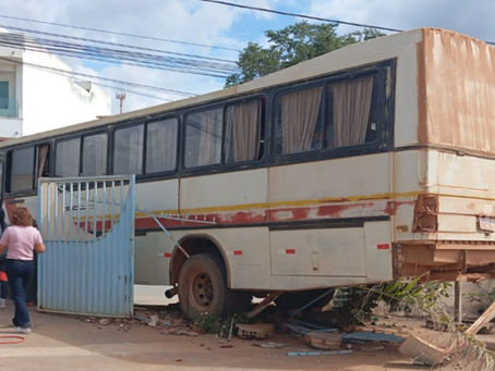 Ônibus desgovernado atinge muro da igreja Nossa Senhora Aparecida em Brasília de Minas