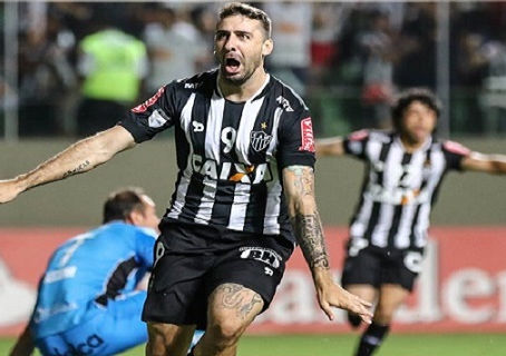 Na estreia de Robinho, Atlético passa sufoco, mas vence com gol de Pratto