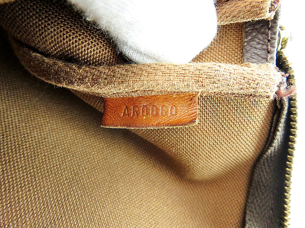 Thumbnail: Authentic LOUIS VUITTON Accessory Pochette Monogram Tote Hand Bag