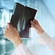Le médecin examine la radiographie