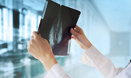 Médico especializado em ultrassom analisando detalhadamente uma imagem de ultrassonografia em monitor, concentrado.