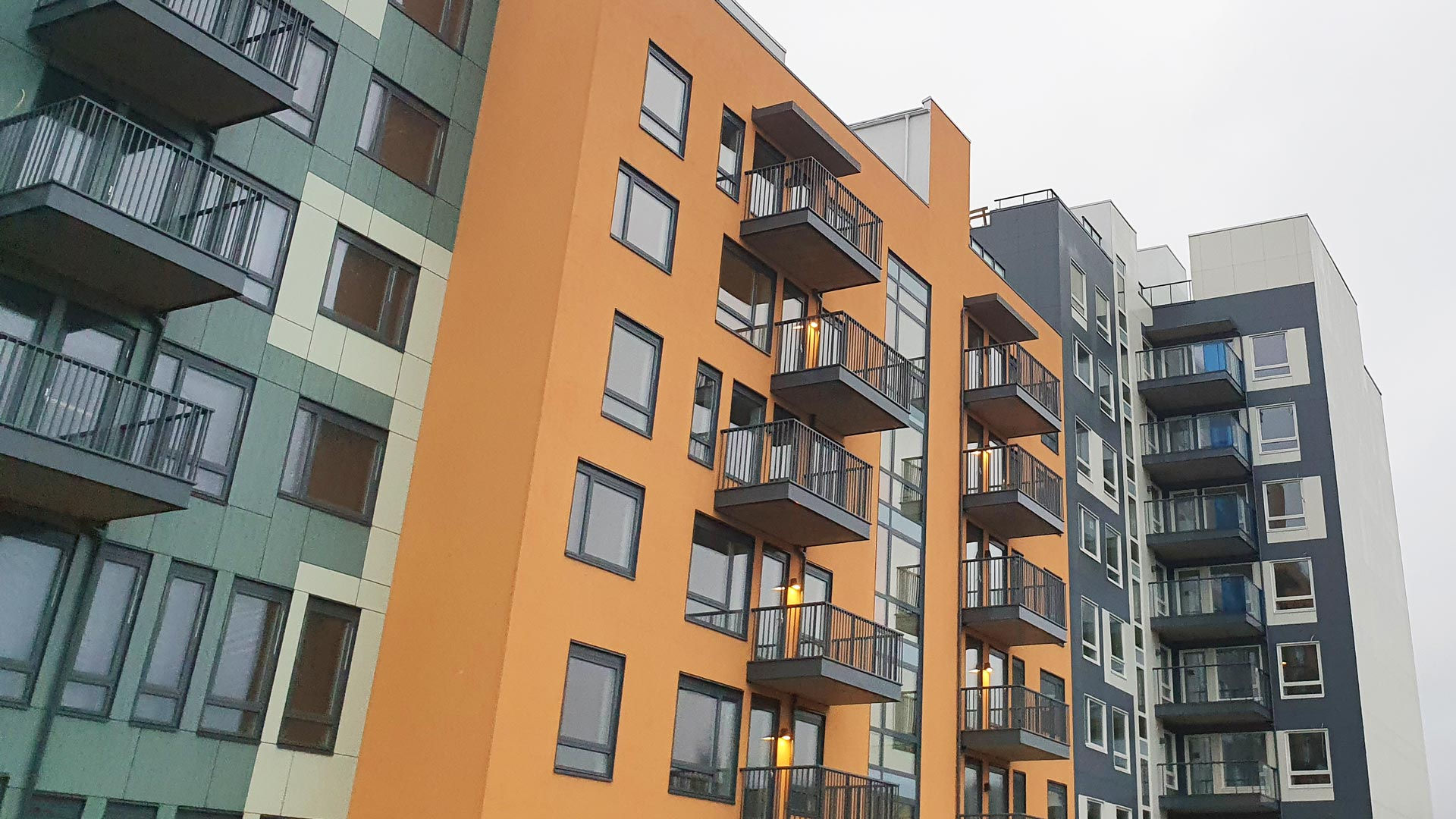 Margu konstrukcija ar tonētu stiklu, kas harmoniski iekļaujas ēkas arhitektūrā Oslo