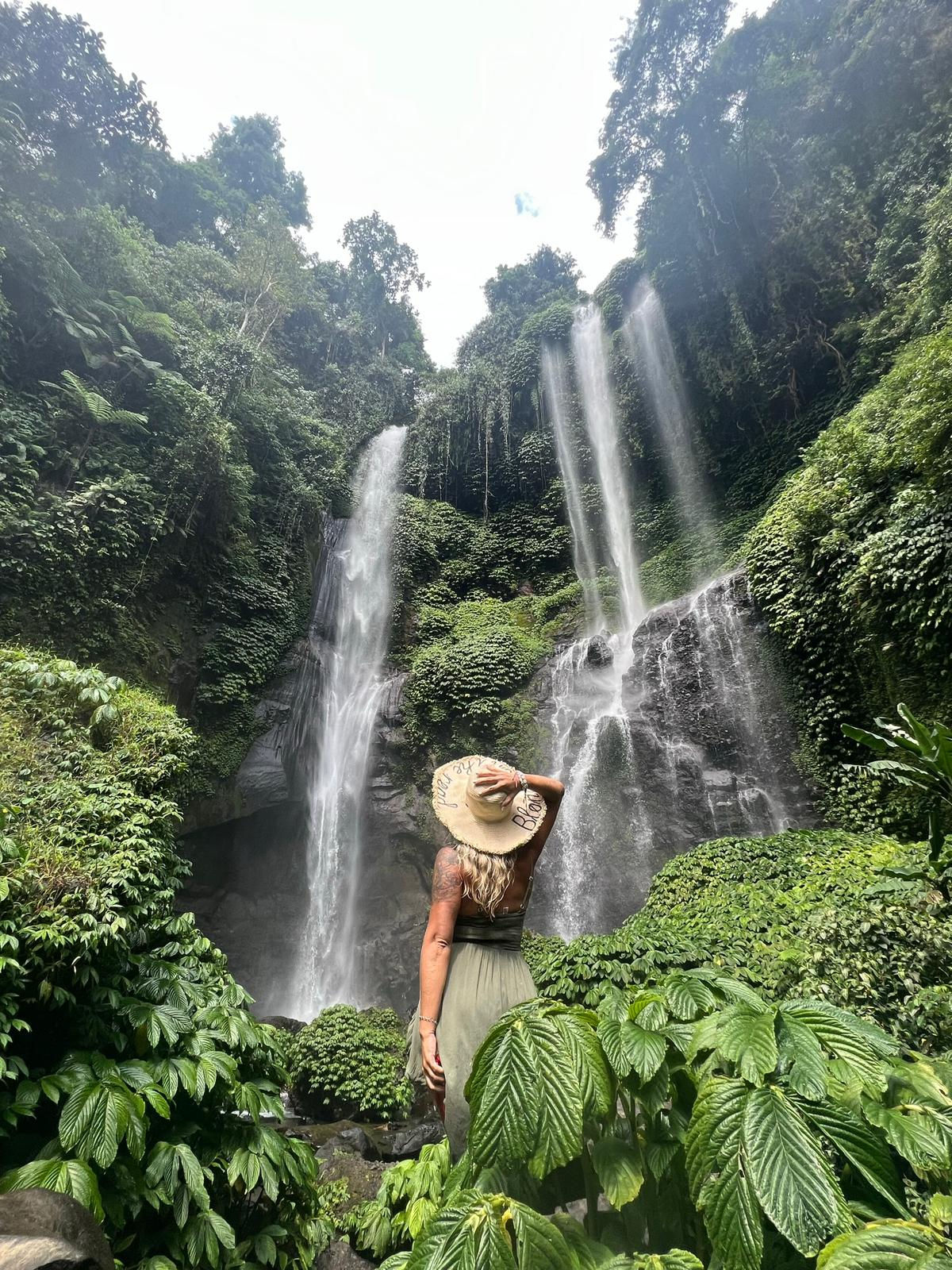 WODOSPAD SEKUMPUL,  HANDARA GATE, ULUWATU TEMPLE