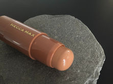 輪郭のゆるみが消え、立体感も思いのまま。『MECCA MAX』のコントゥアスティック