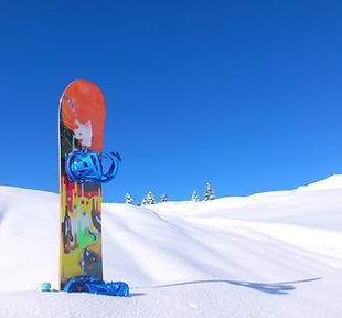 Snowboard auf Schnee