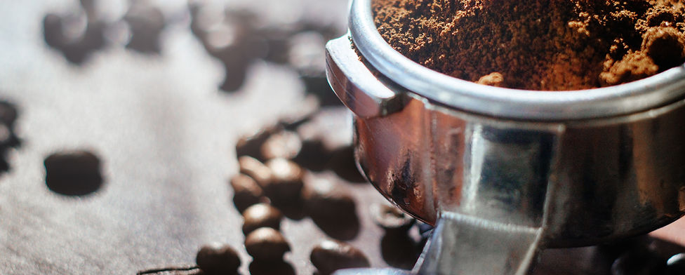 Gemalen koffie van koffiebonen in piston