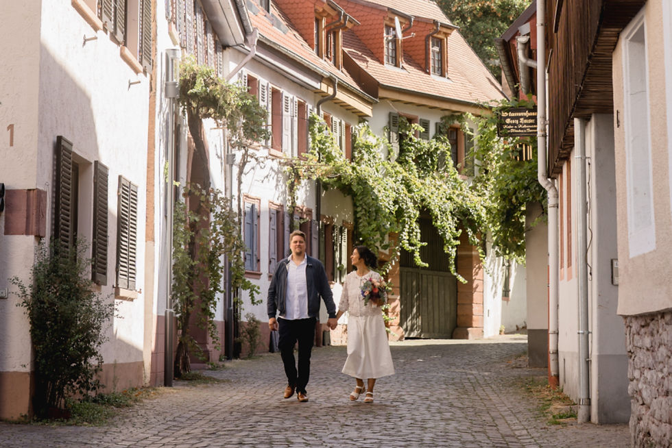 Brautpaar beim Spaziergang durch die historische Oberstadt von Schriesheim nach der standesamtlichen Trauung.