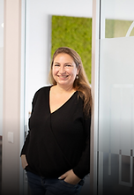Vorher: Businessportrait einer Mitarbeiterin vor dem Corporate Branding Shooting.