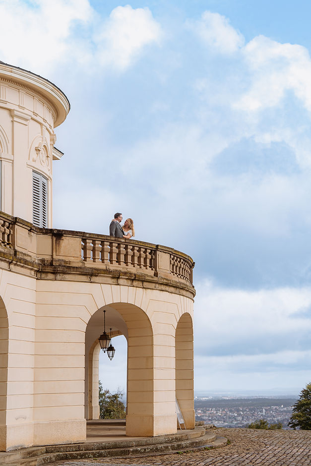 Brautpaar auf dem Balkon im Schloss Solitude bei Stuttgart