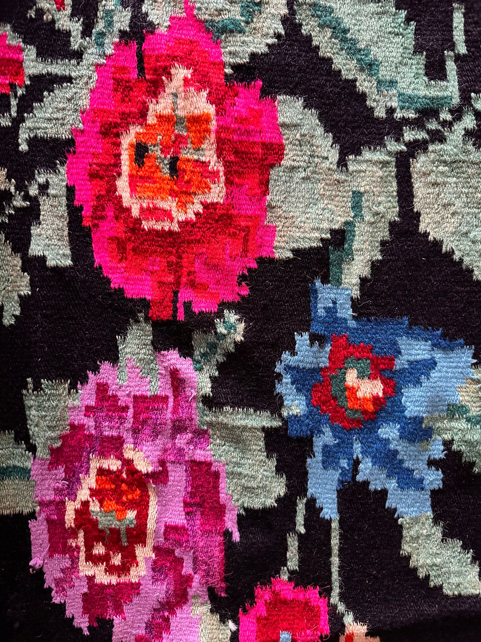 Miniaturbild: Wool Maramureş  carpet  with big flowers