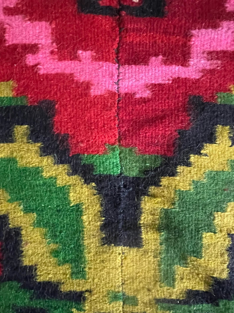 Miniaturbild: Von Hand gefertigter rumänischer Blumenteppich mit wunderschönem Design