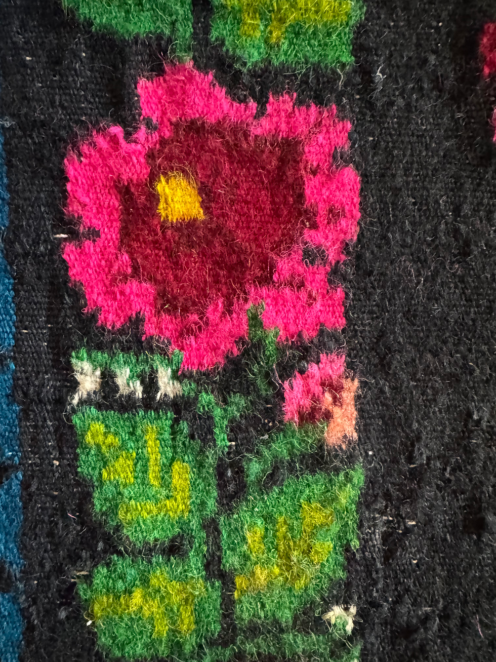 Miniaturbild: Charming vintage  handwoven carpet with floral design 