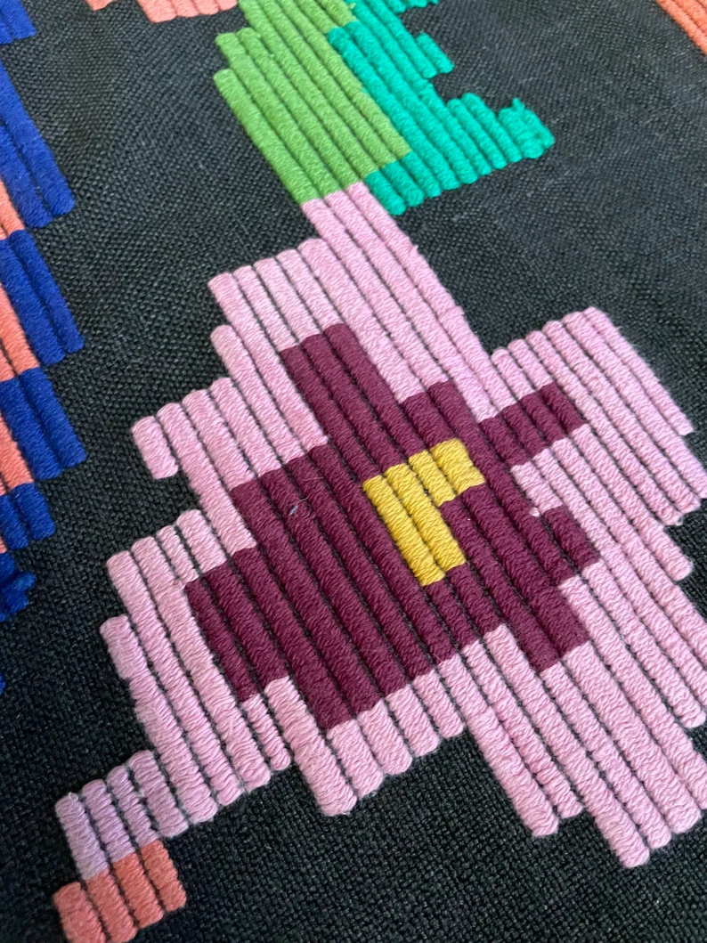 Miniaturbild: Vintage florale Sofadecke, Tagesdecke mit Blumenmuster von Hand gefertigt