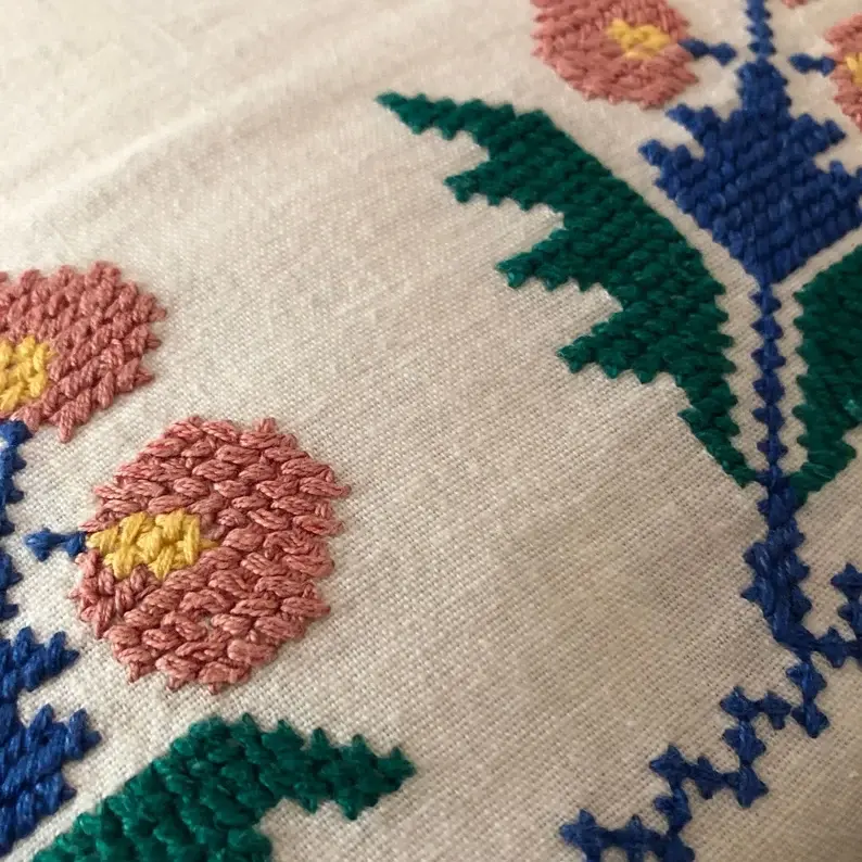 Miniaturbild: Traditioneller rumänischer Kissenbezug mit kreuzgenähtem Blumenmuster und Spitze