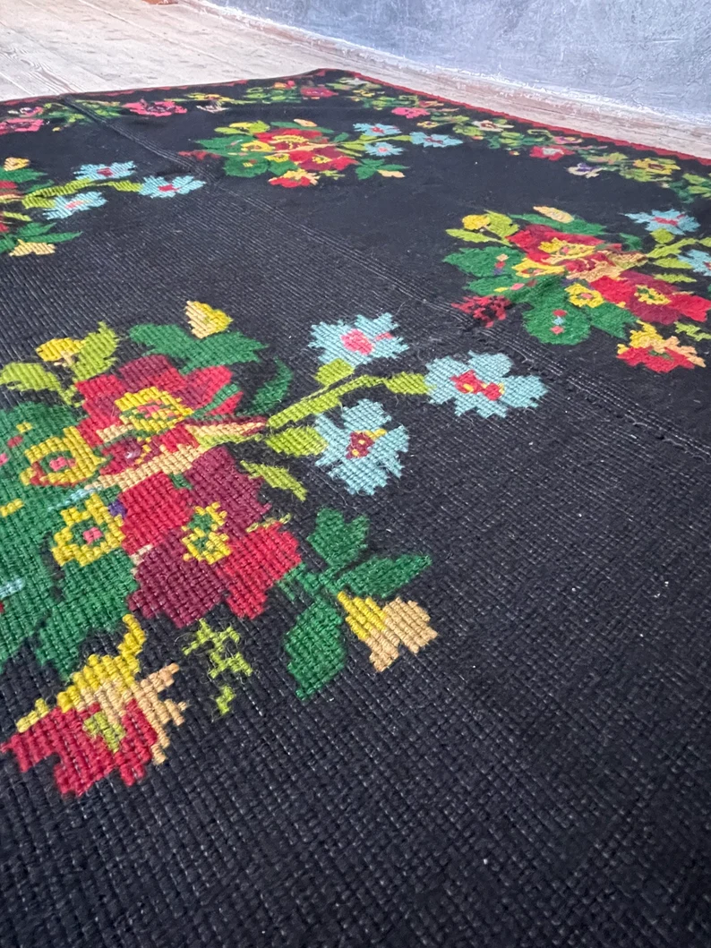 Miniaturbild: Rumänischer Teppich mit Blumenmuster, handgewebter Wollteppich mit schwarzem Hintergrund