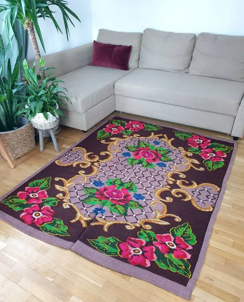 Miniaturbild: Von Hand gefertigter rumänischer Boho-Chic-Teppich aus Wolle, floraler Boho-Stil, lavendelfarbener Hintergrund