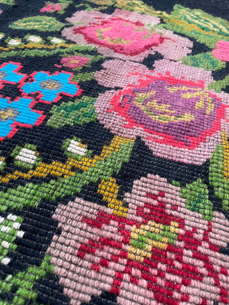 Miniaturbild: Rumänischer Vintage Blumenteppich mit schönem Design von Hand aus Wolle