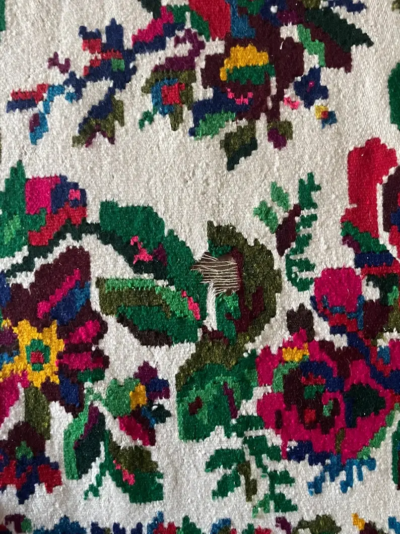 Miniatura: Alfombra floral vintage blanca hecha a mano en Rumania, hermosas flores