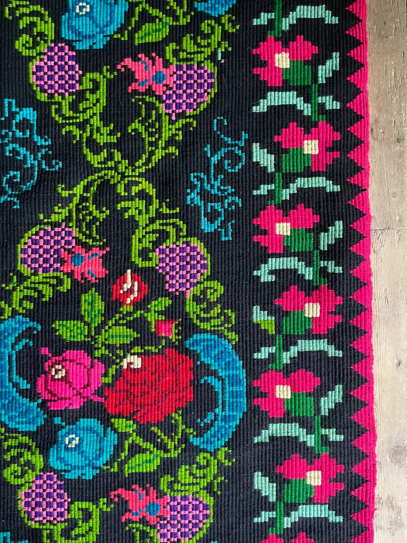 Miniaturbild: Rumänischer Vintage handgefertigter Wollteppich mit böhmischem Blumenmuster