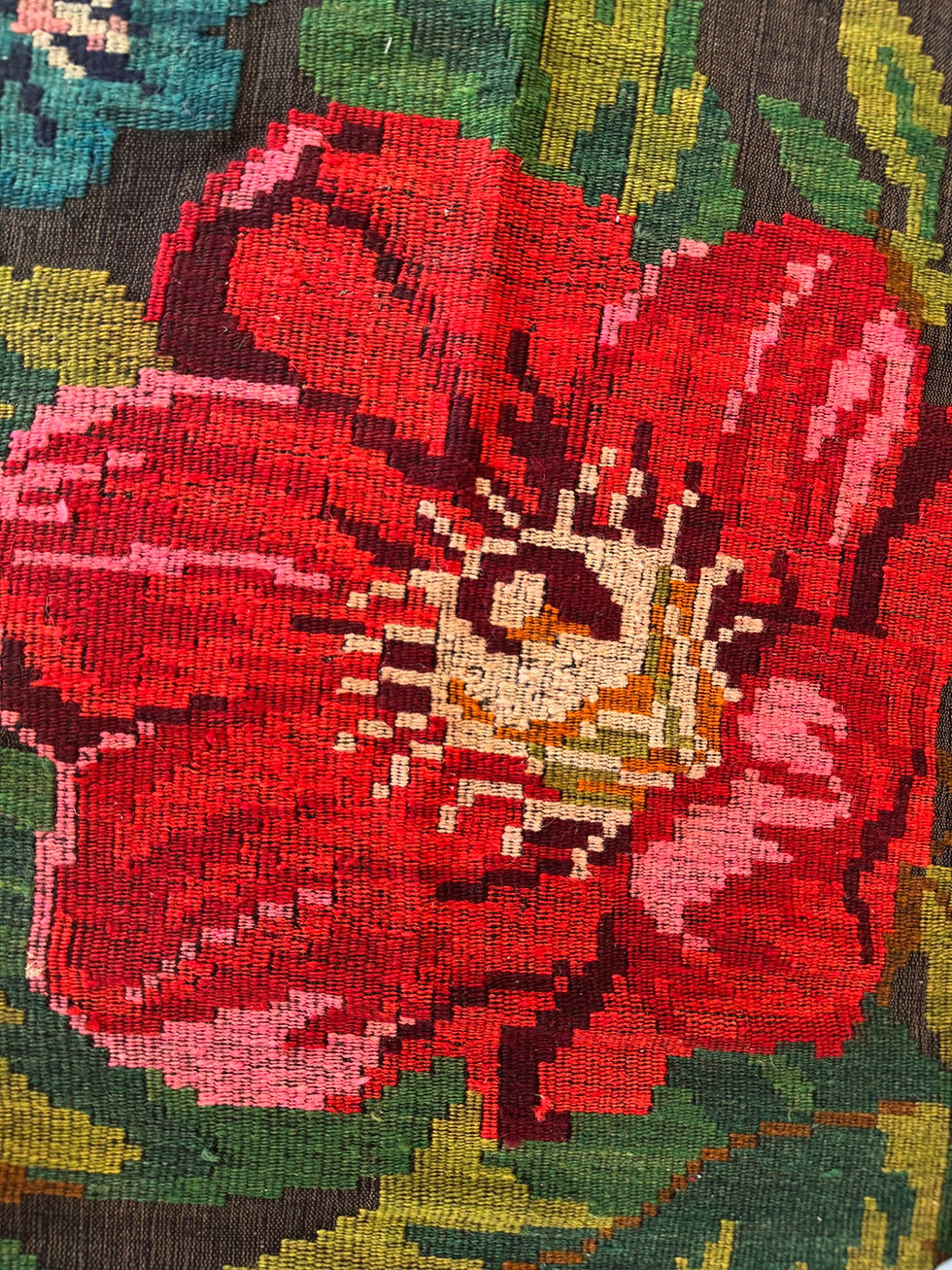Miniatura: Antique Bessarabian carpet with big flowers 