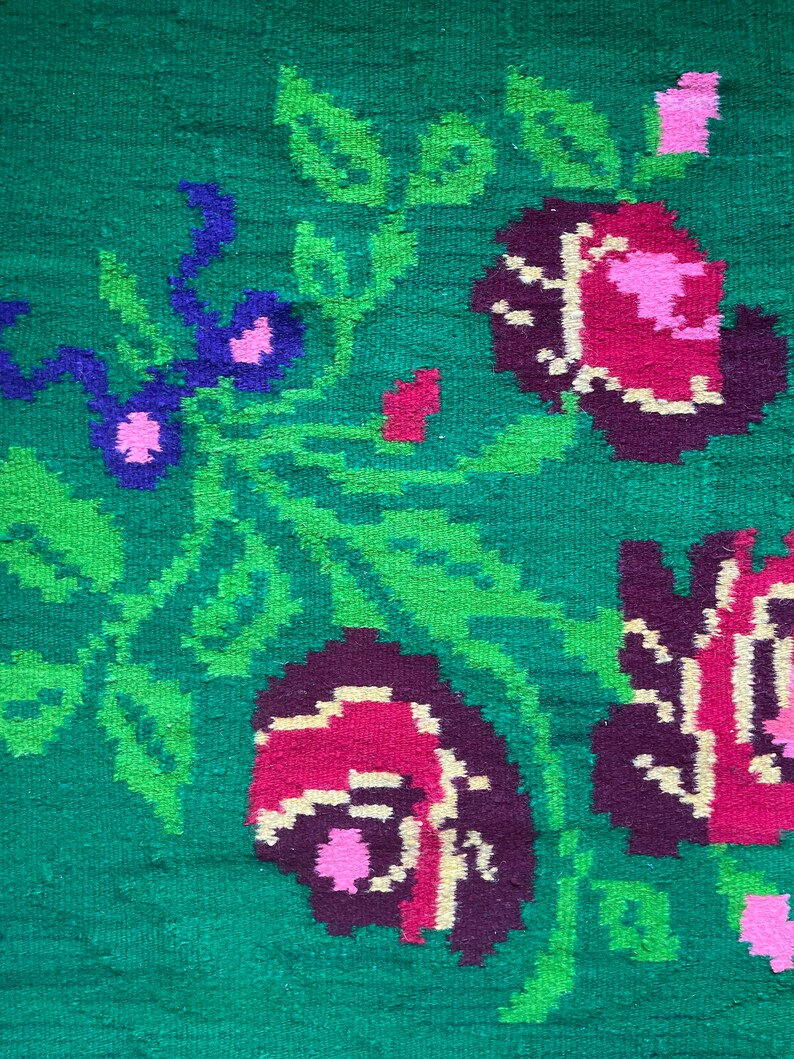 Miniatura: Vintage wool carpet with green background and floral design