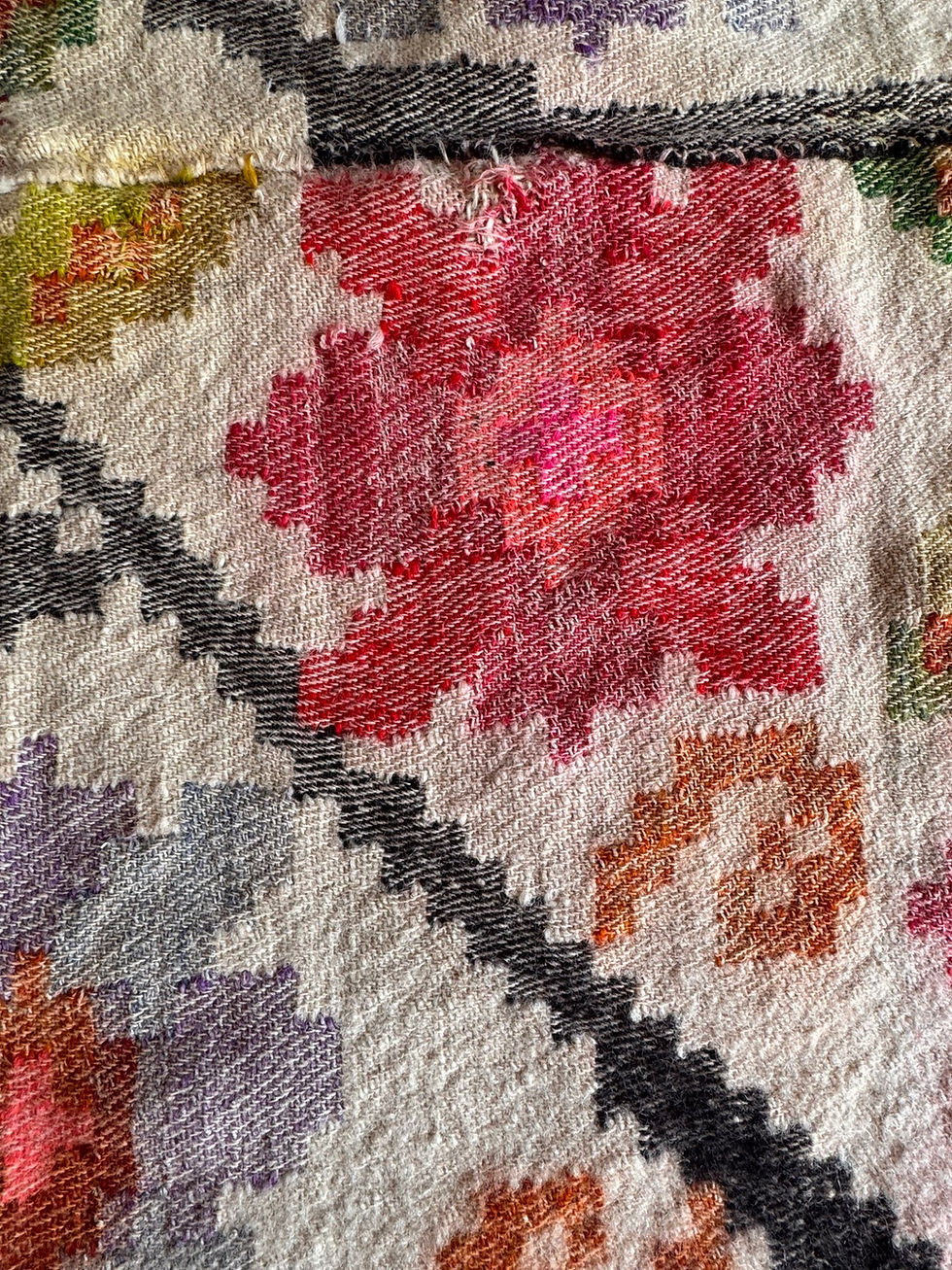 Miniatura: Vintage White fluffy carpet with big flowers 